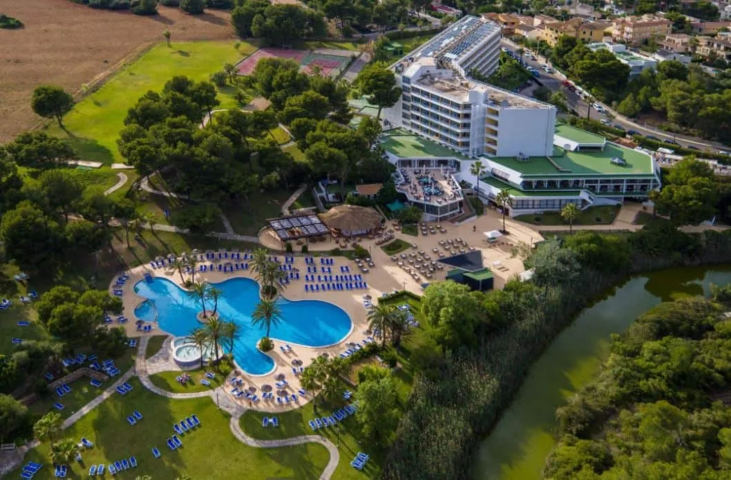Vista aérea del Hotel Spa Exagon Park en Can Picafort, Mallorca