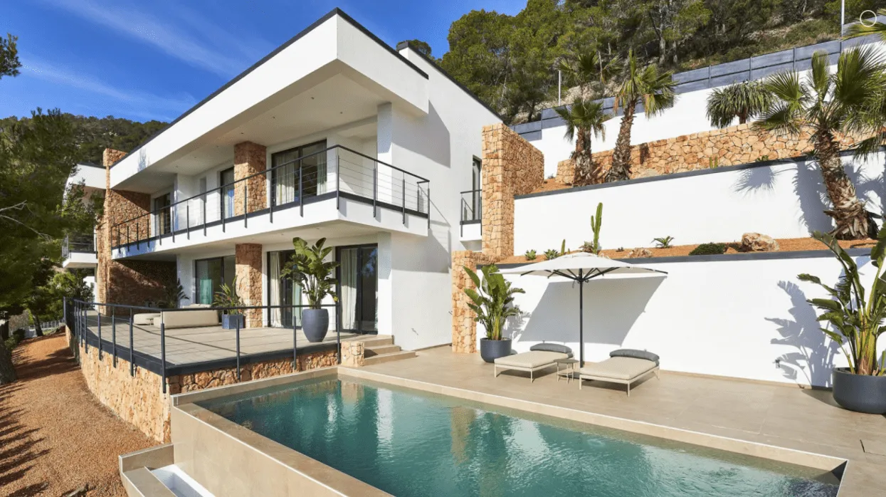 Vivienda Hoff en Palma con piscina y terrazas sobre la ladera
