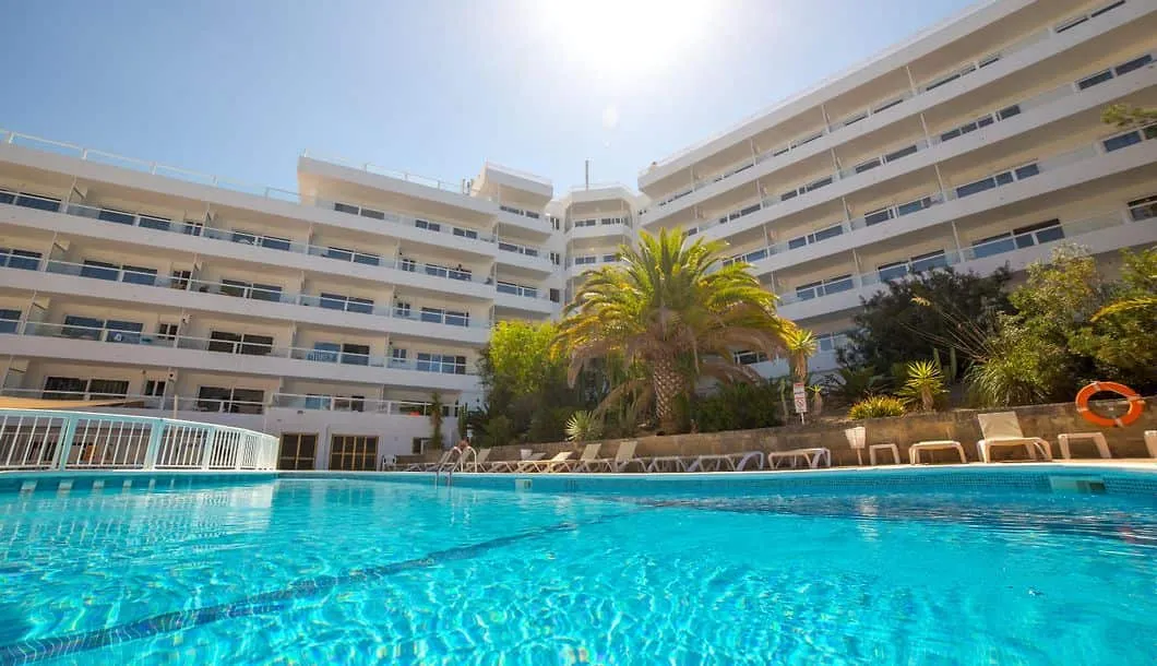 Fachada blanca del Hotel Portofino en Santa Ponça con la piscina en primer plano, Mallorca