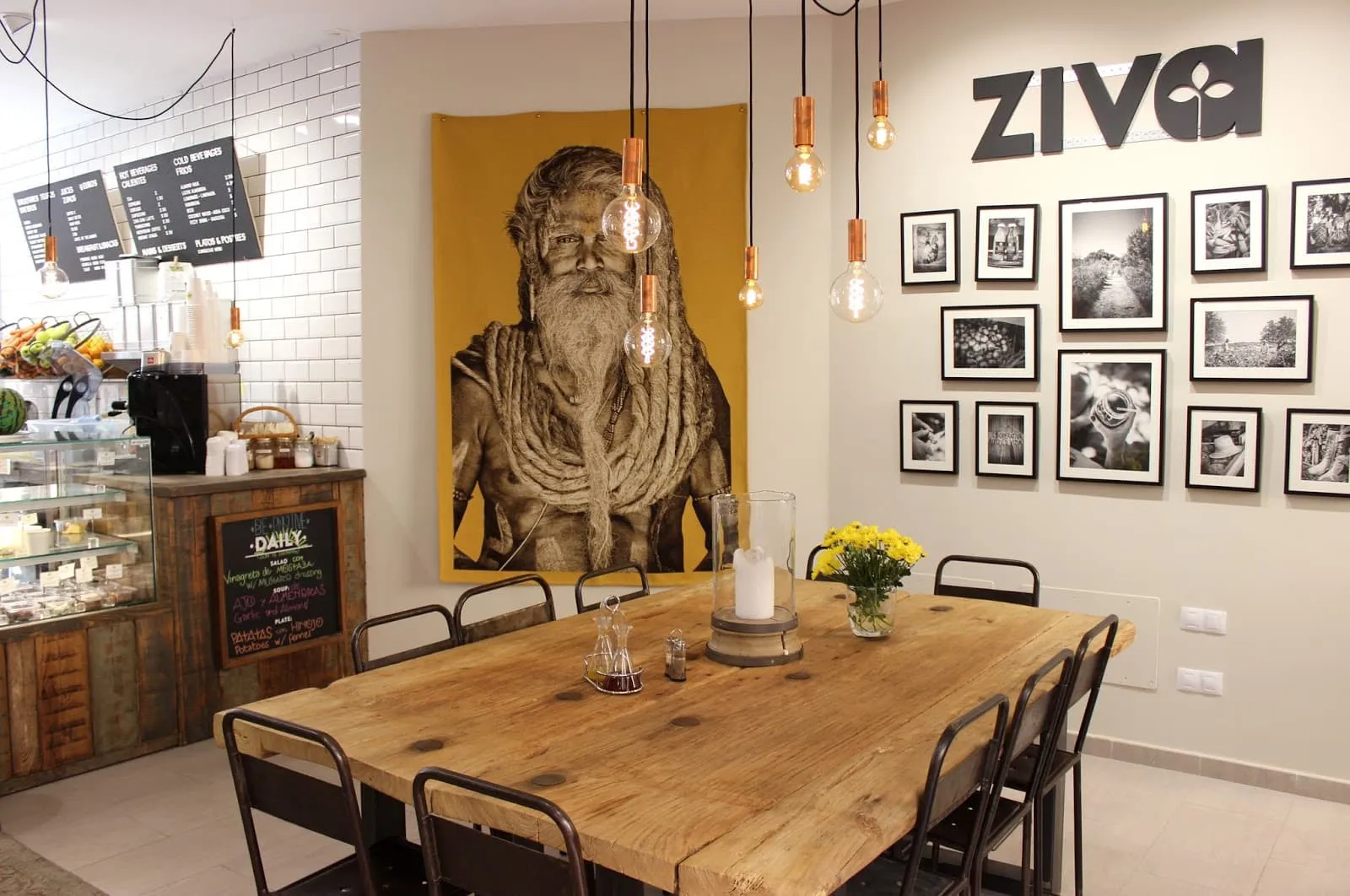 Sala de la cafetería Ziva en Palma con mesa común y cuadro de gran formato