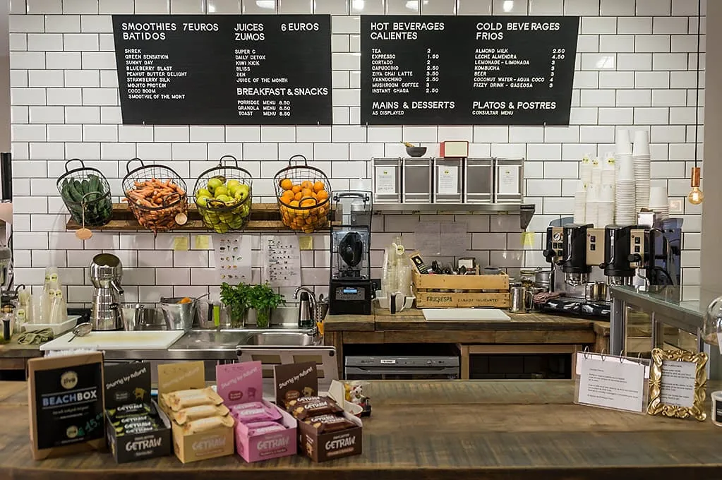 Barra de la cafetería Ziva en Palma con azulejo blanco y carta en pizarras