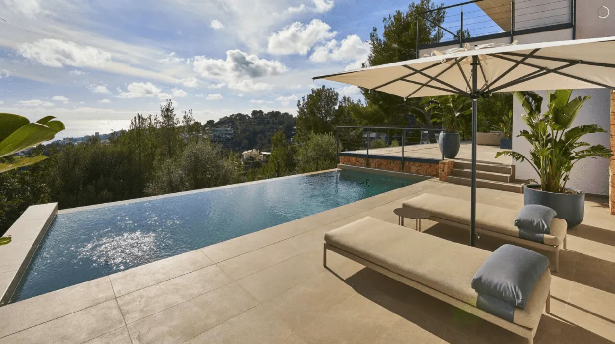 Piscina de rebosadero y terraza con tumbonas, vivienda Hoff en Palma