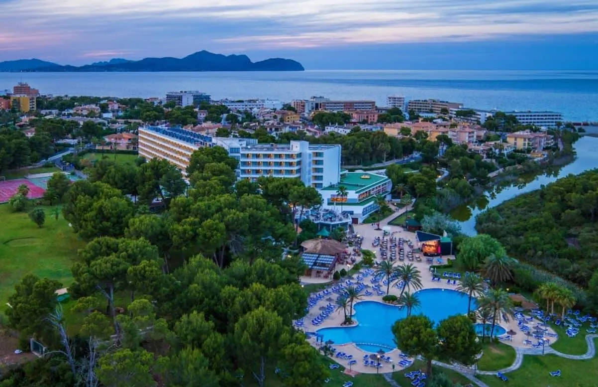 Hotel Exagon Park en Can Picafort con la bahía al fondo