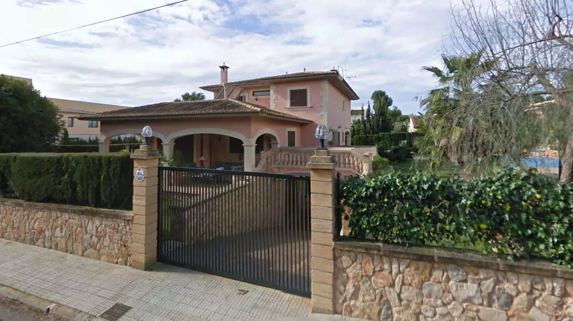 Acceso y fachada con porche en arcos de la vivienda Xiela, Bunyola, Mallorca