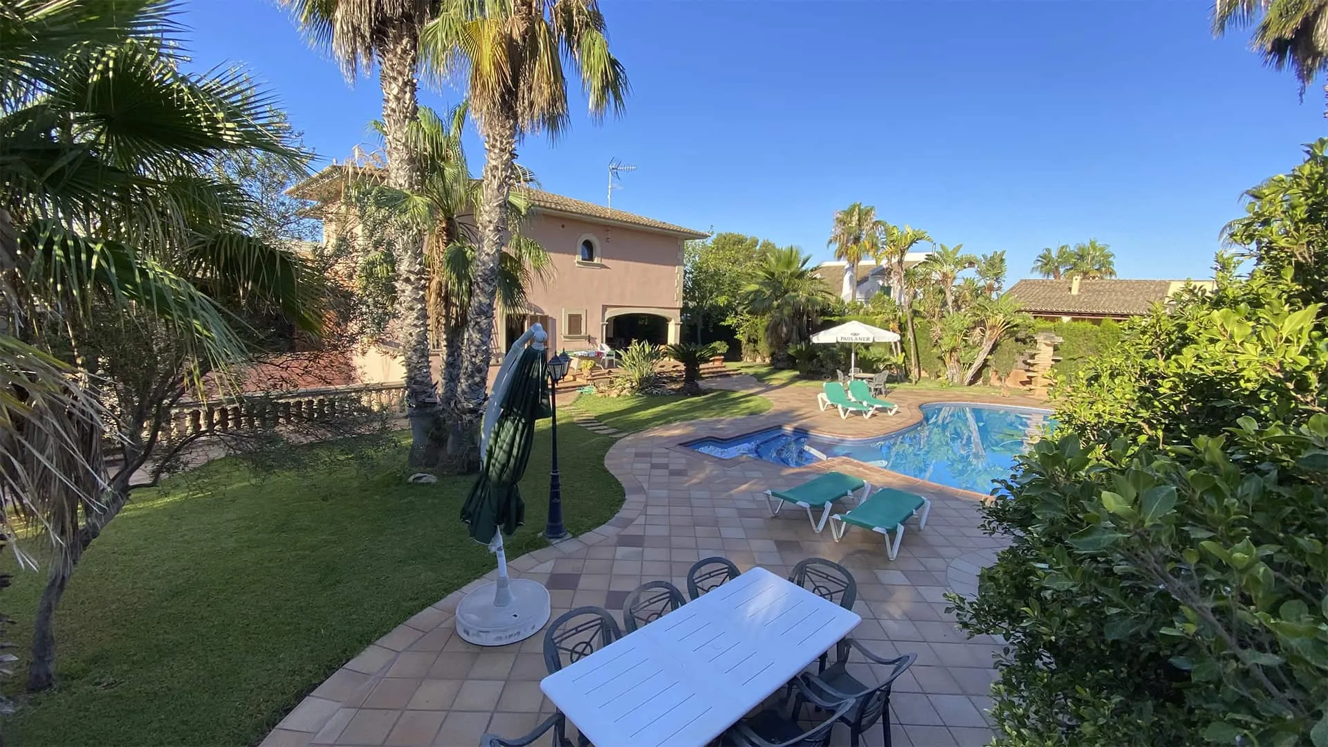 Jardín con terraza, comedor exterior y piscina en la vivienda Xiela de Bunyola, Mallorca