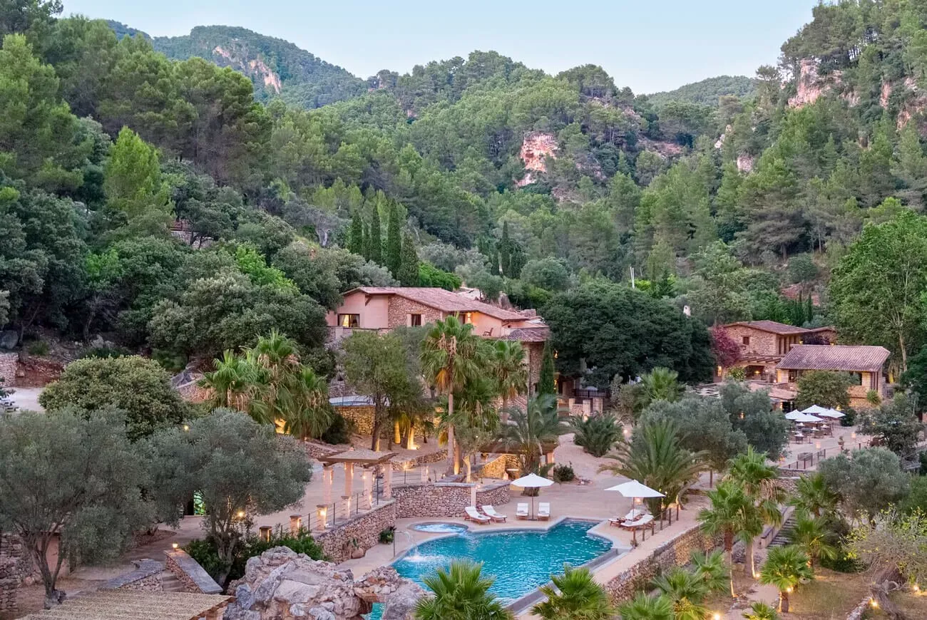 Vista aérea del hotel Es Ratxó en Puigpunyent entre montañas