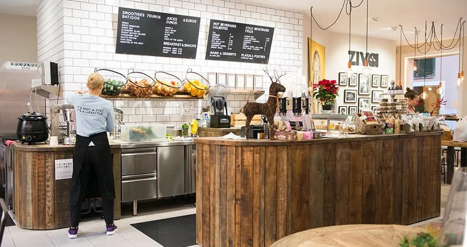 Mostrador de madera recuperada en la cafetería Ziva, Palma de Mallorca