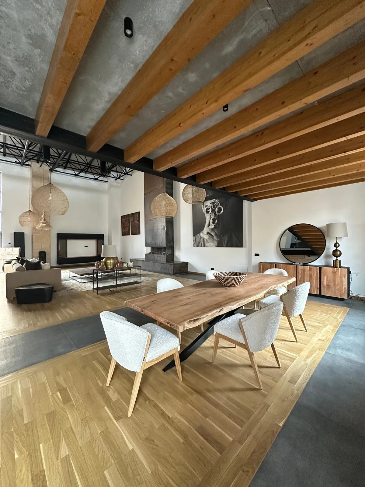 Mesa de comedor de madera y sillas blancas en la vivienda Cotoner, Santa Catalina, Palma
