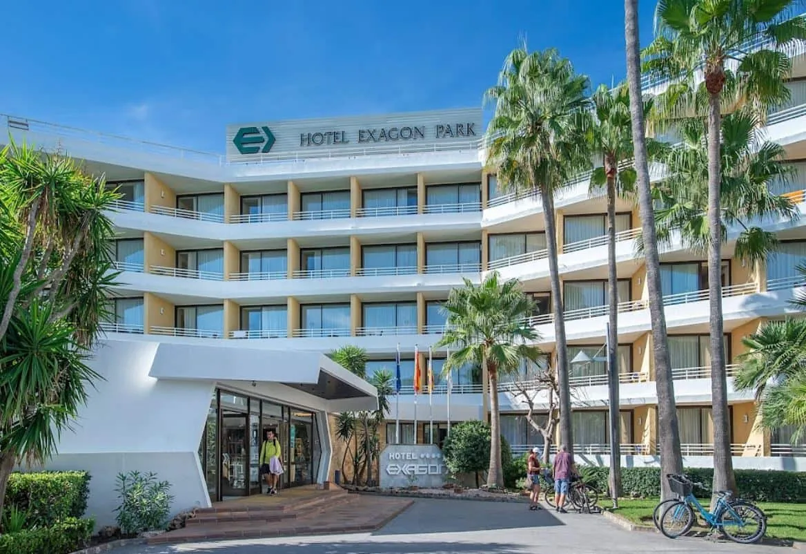 Fachada y acceso del Hotel Spa Exagon Park en Can Picafort