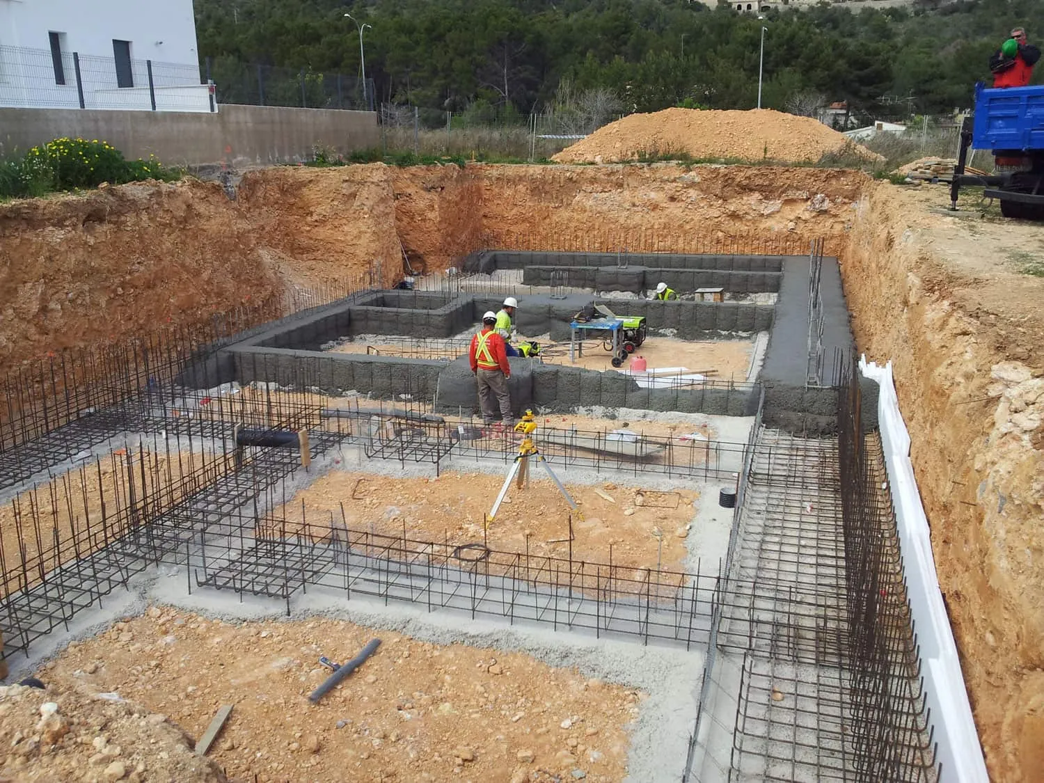 Obra de ADG en Palma con excavación, armaduras y cimentación de la vivienda