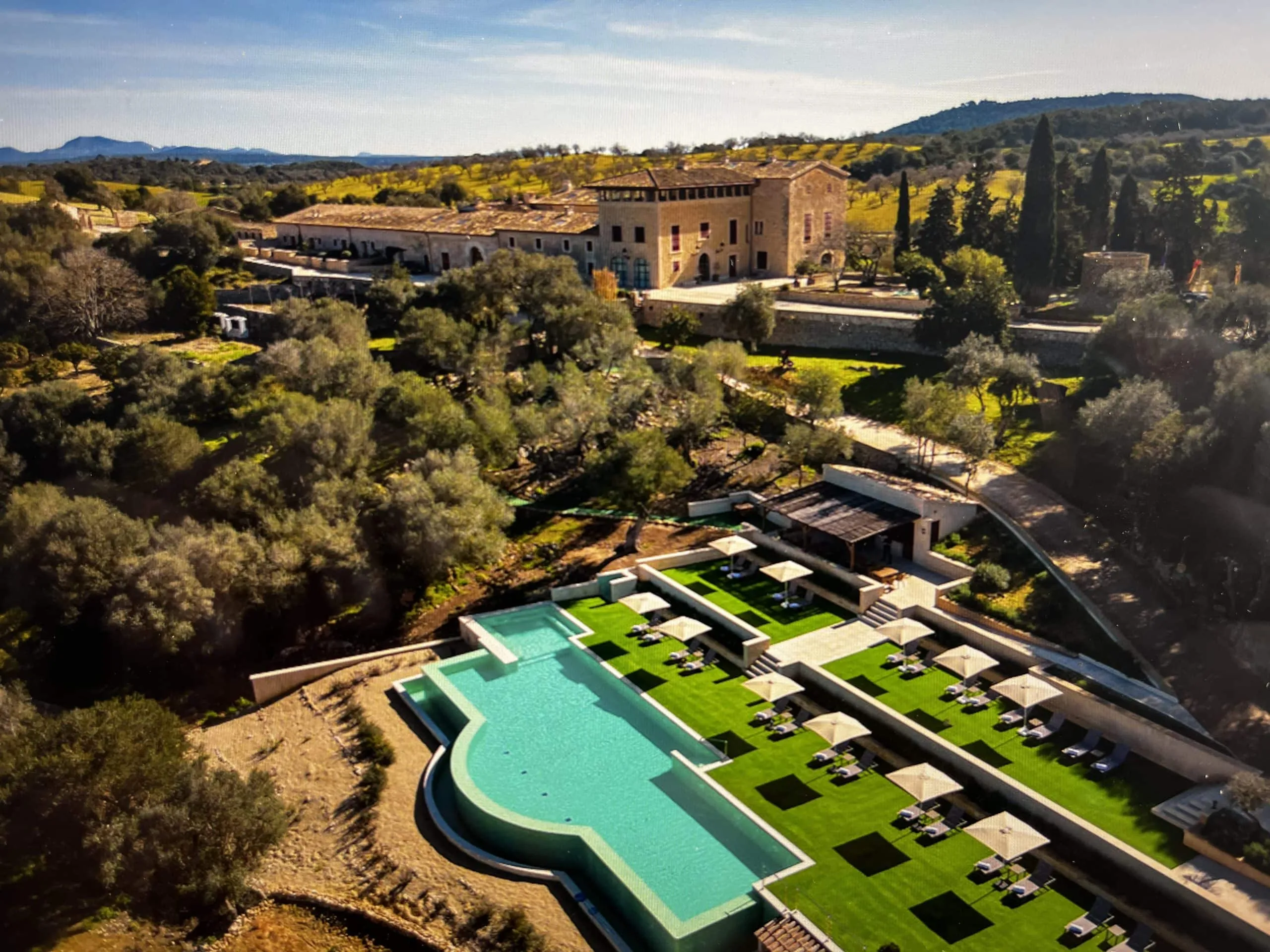 Vista aérea del hotel Finca Sa Bastida y su piscina exterior escalonada en Sant Joan, Mallorca