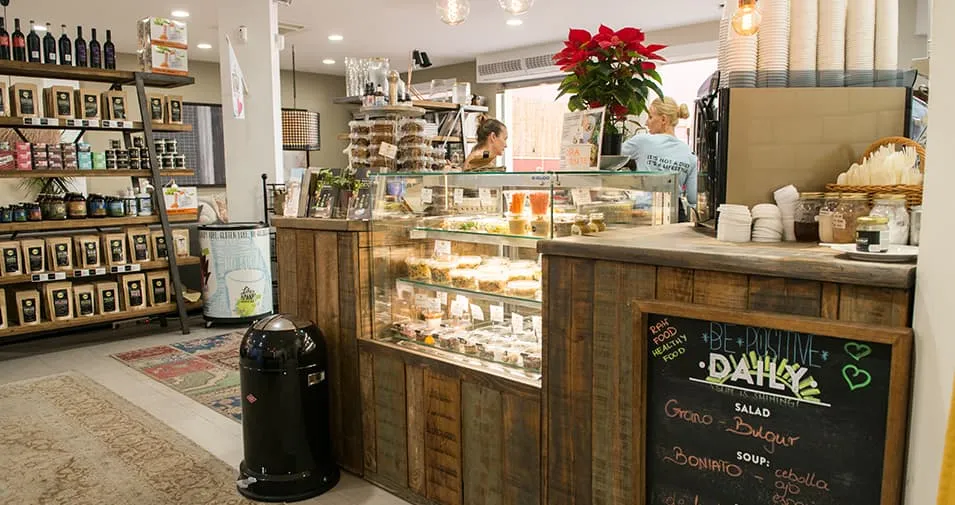 Vitrina de repostería y estantería de productos en Ziva, Palma