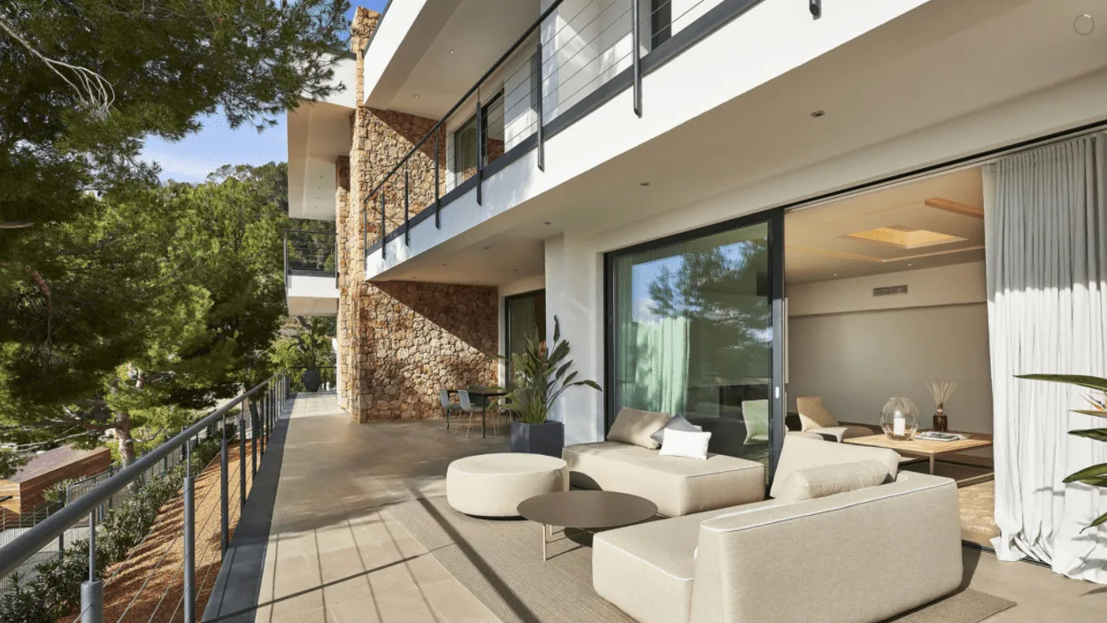 Terraza y salón con correderas abiertas en la vivienda Hoff, Palma
