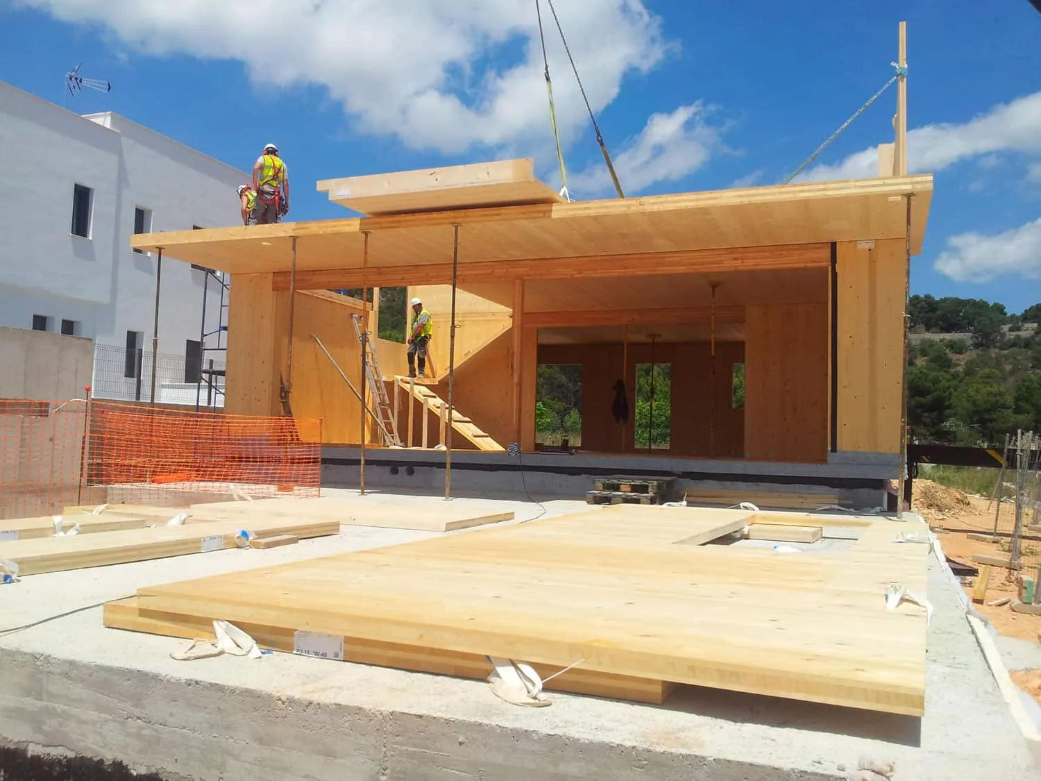 Montaje de la estructura de paneles de madera de ADG sobre la base de hormigón