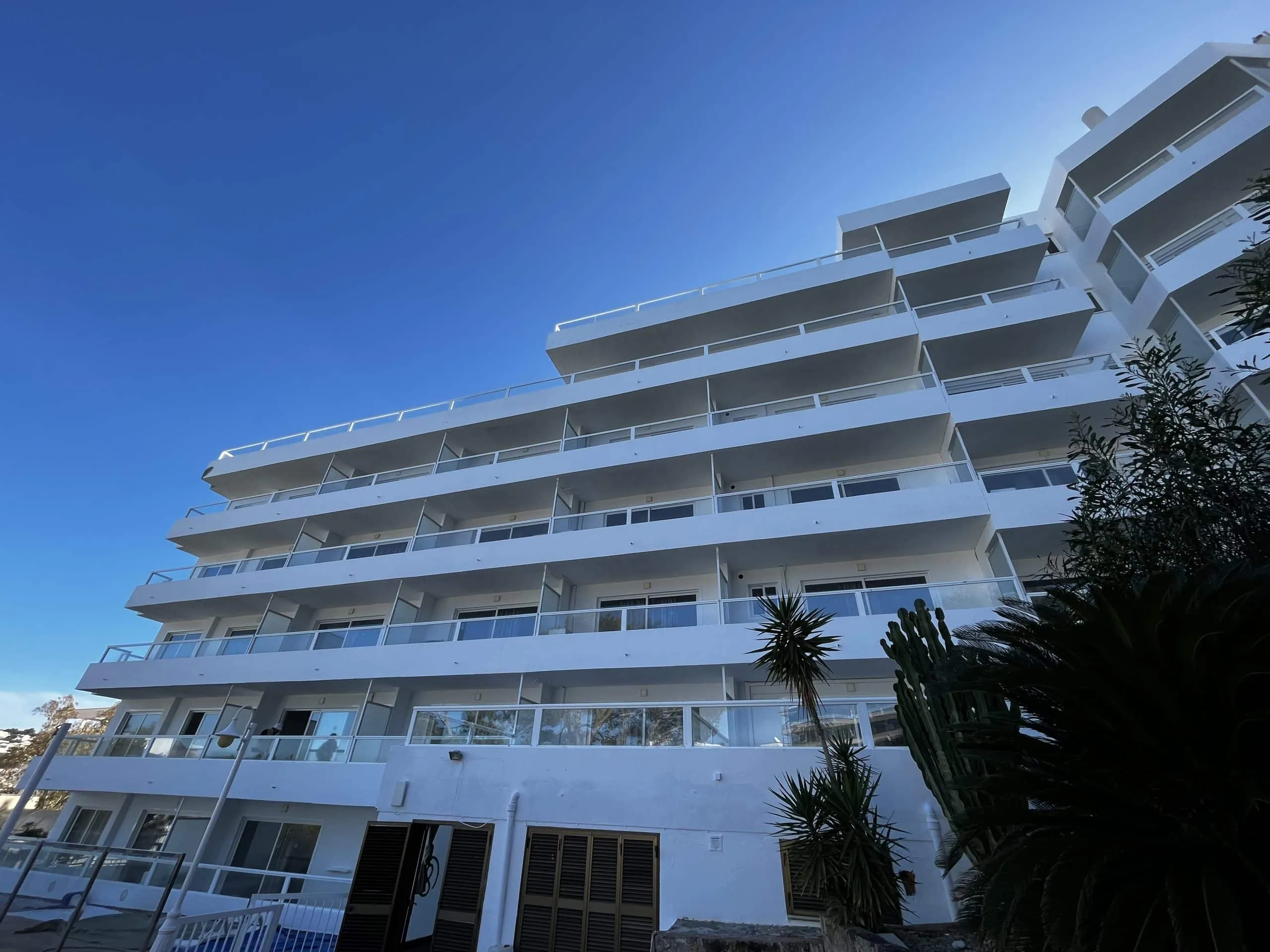 Edificio del Hotel Portofino con terrazas y vegetación en la fachada, Santa Ponça, Mallorca