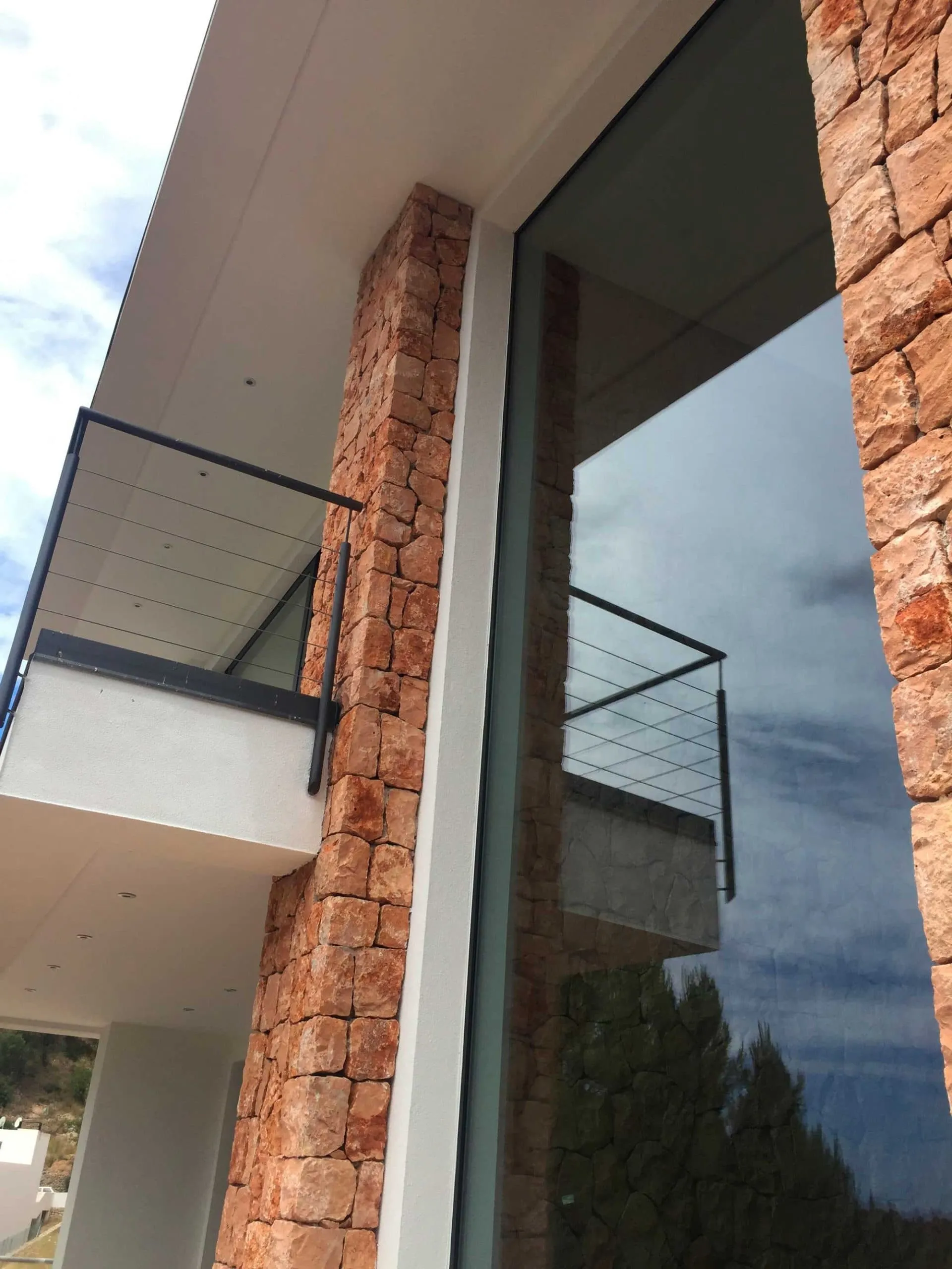 Detalle de pilar de piedra y vidrio en la vivienda Hoff, Palma