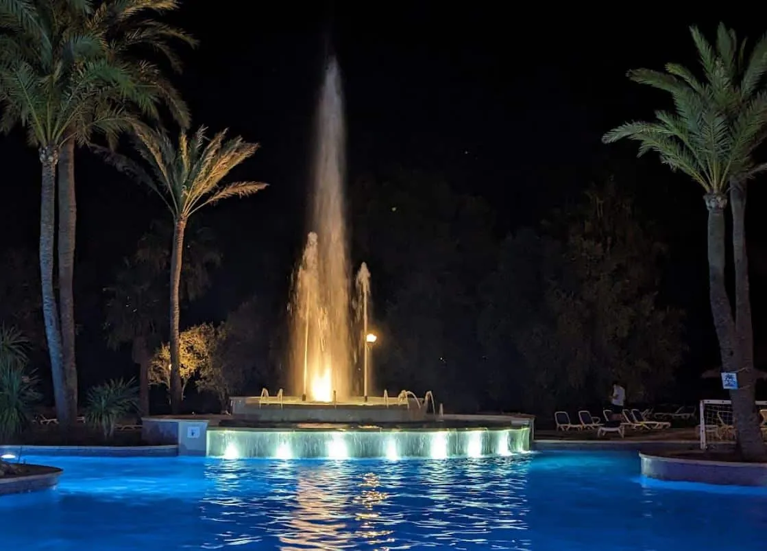 Piscina del Hotel Exagon Park con fuente iluminada de noche