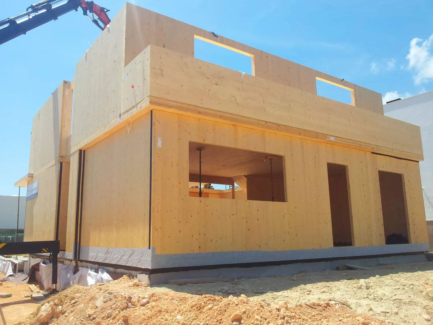 Estructura de madera de dos plantas de ADG con huecos de ventana abiertos