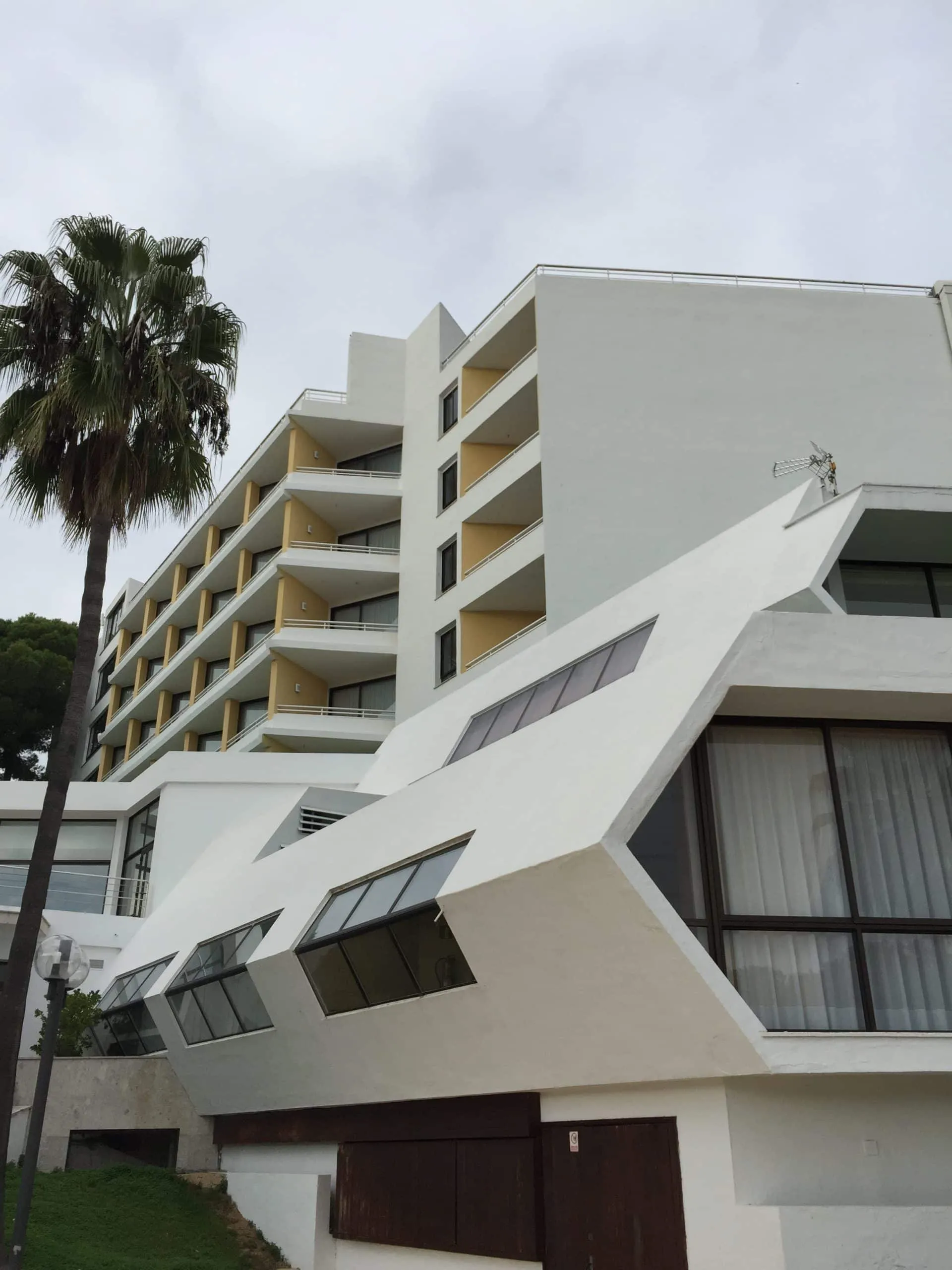 Edificio del Hotel Exagon Park con volúmenes angulares blancos, Can Picafort