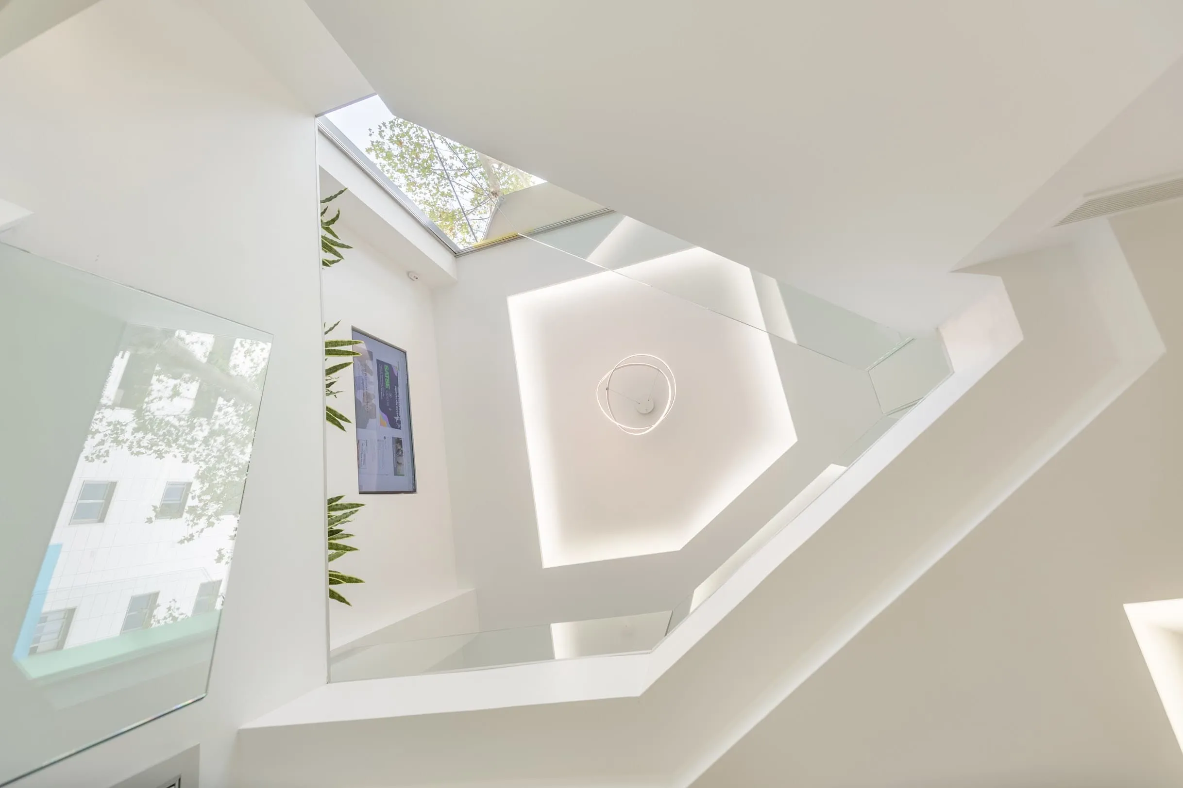 Claraboya y vacío de escalera con luz integrada en la reforma de la sede SATSE en Palma