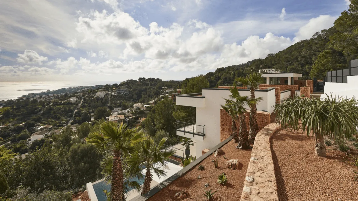 Vivienda Hoff entre pinos y jardín seco, con vistas sobre Palma