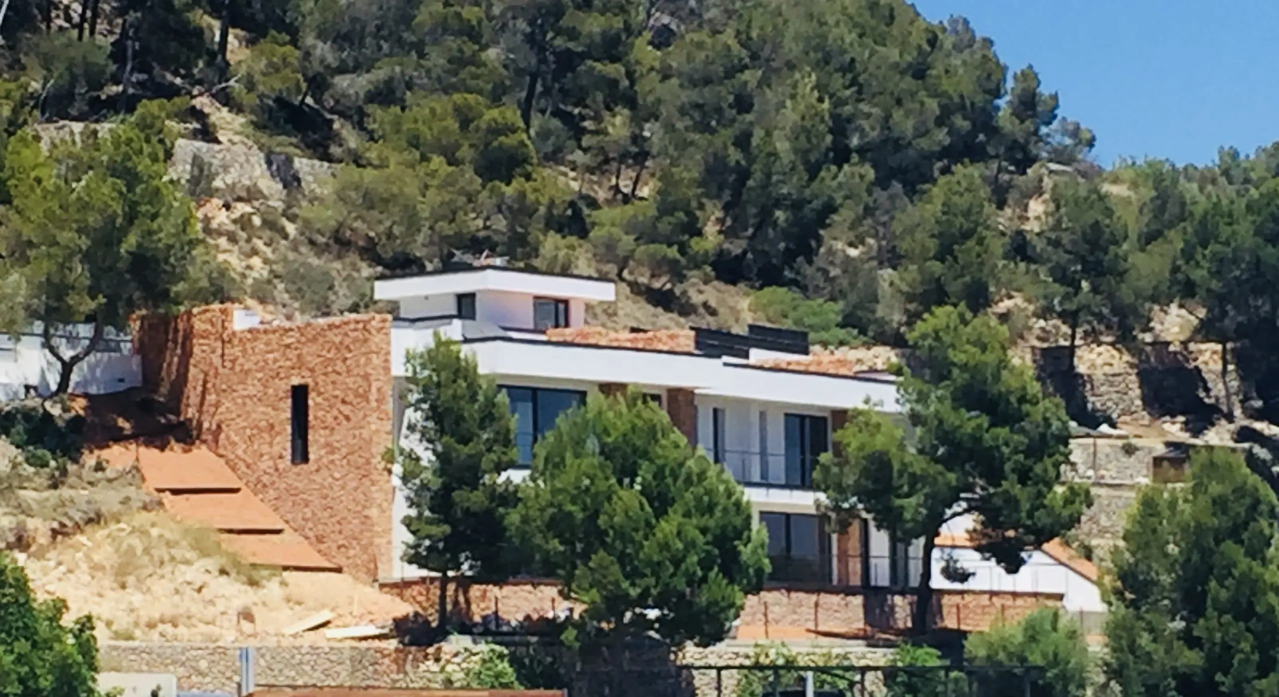 Vivienda Hoff integrada en la ladera arbolada de Palma de Mallorca