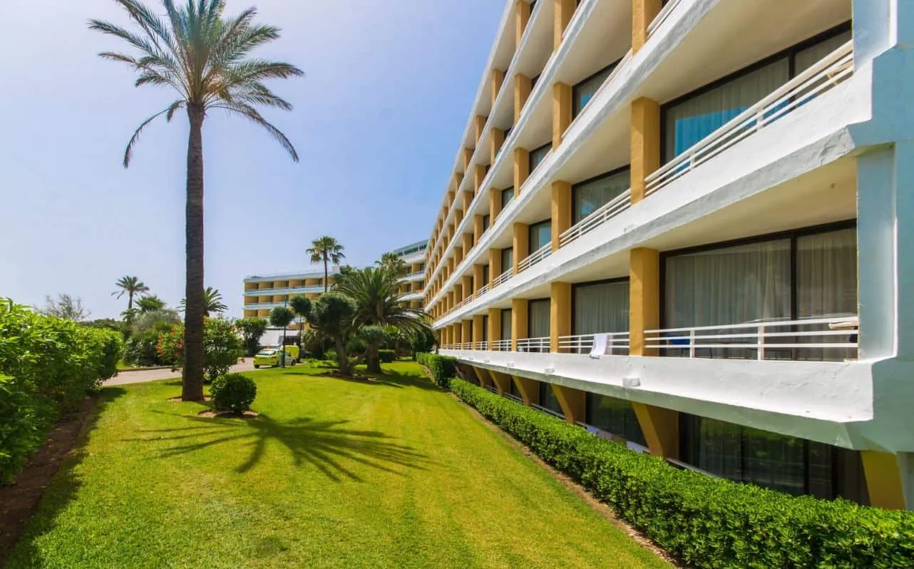Fachada de habitaciones con balcones del Hotel Exagon Park, Mallorca