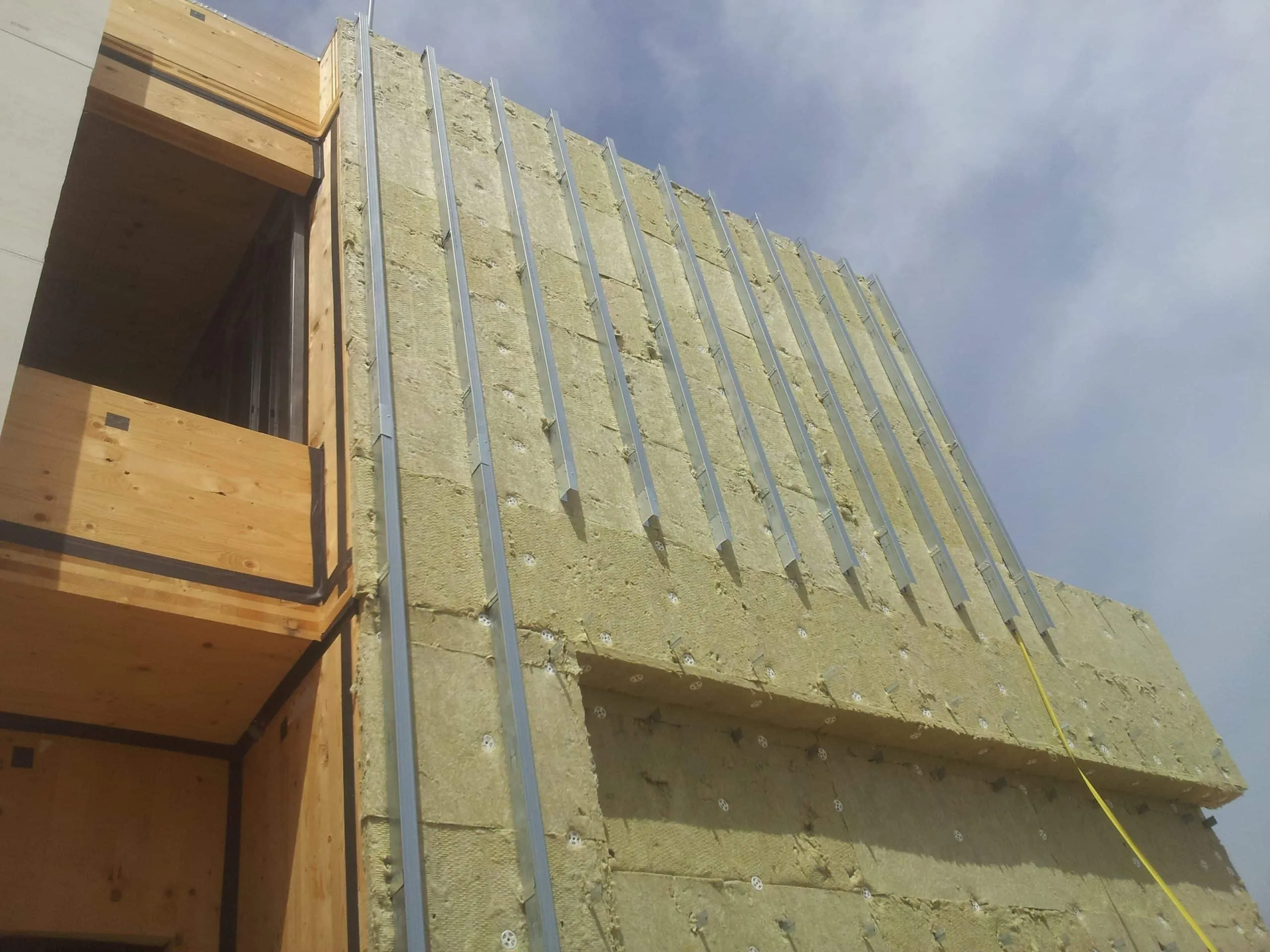 Aislamiento y subestructura metálica en fachada de la obra de ADG