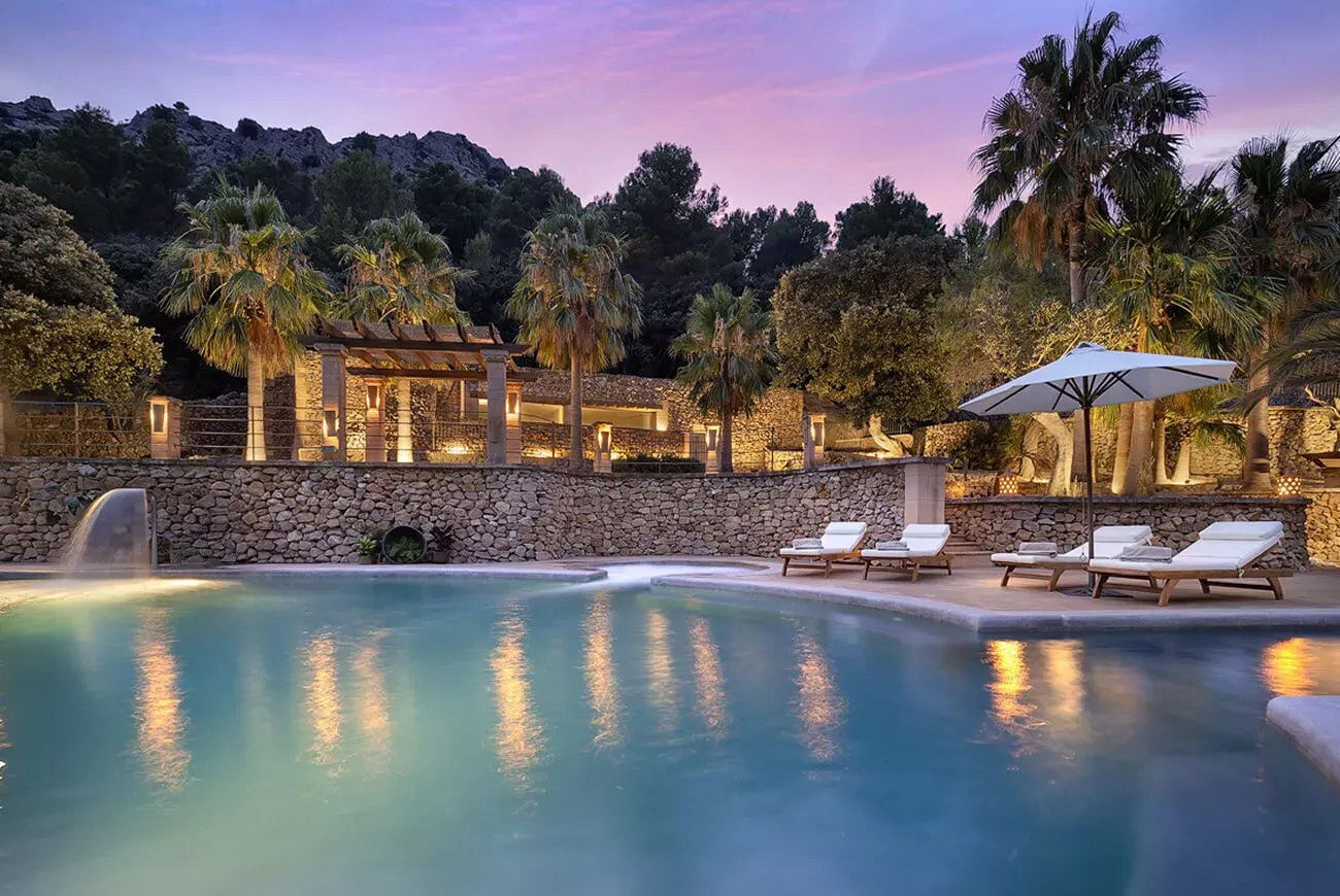 Piscina del hotel Es Ratxó iluminada al anochecer