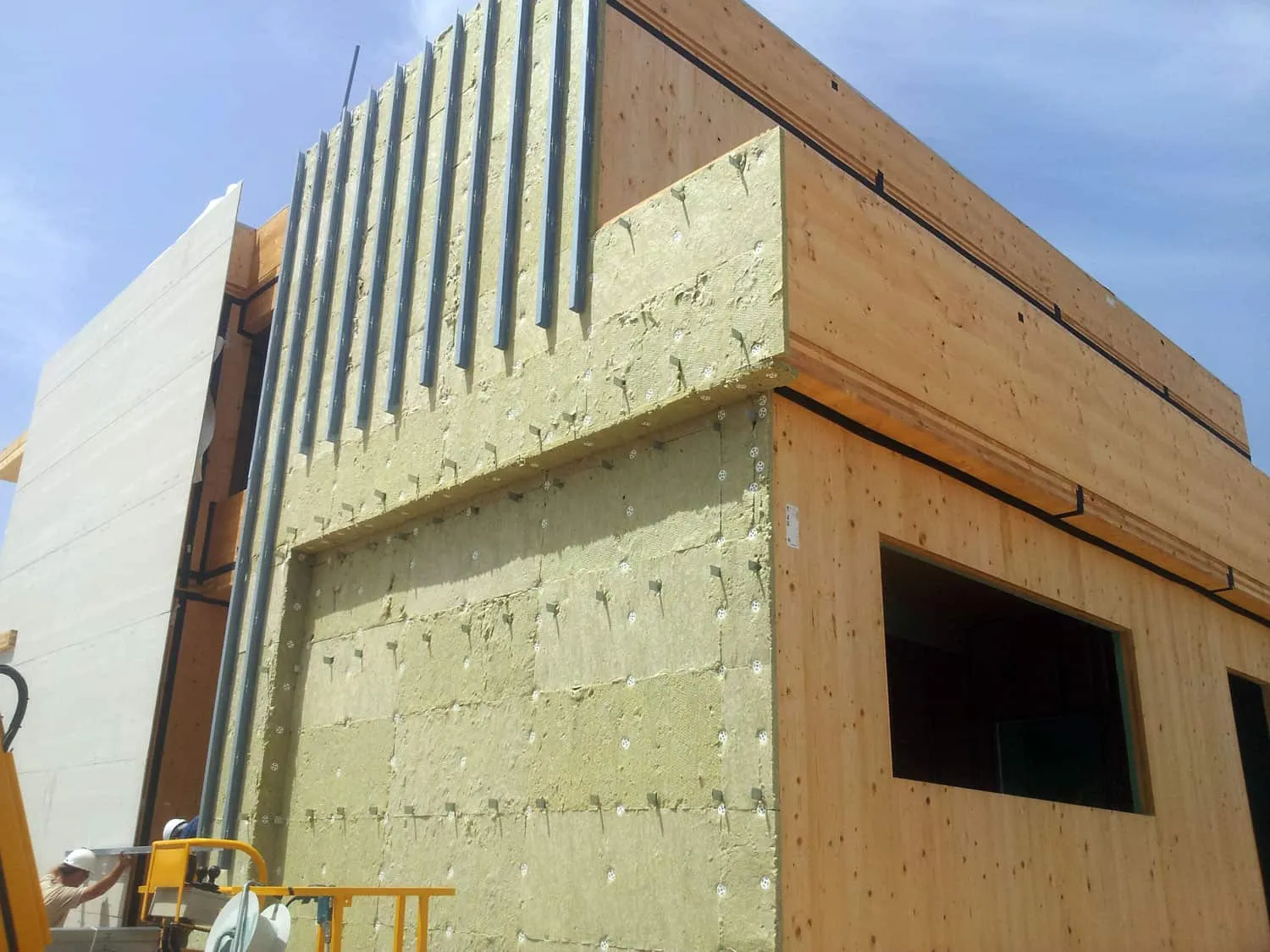 Fachada de ADG en obra con aislamiento, perfiles y placa de acabado