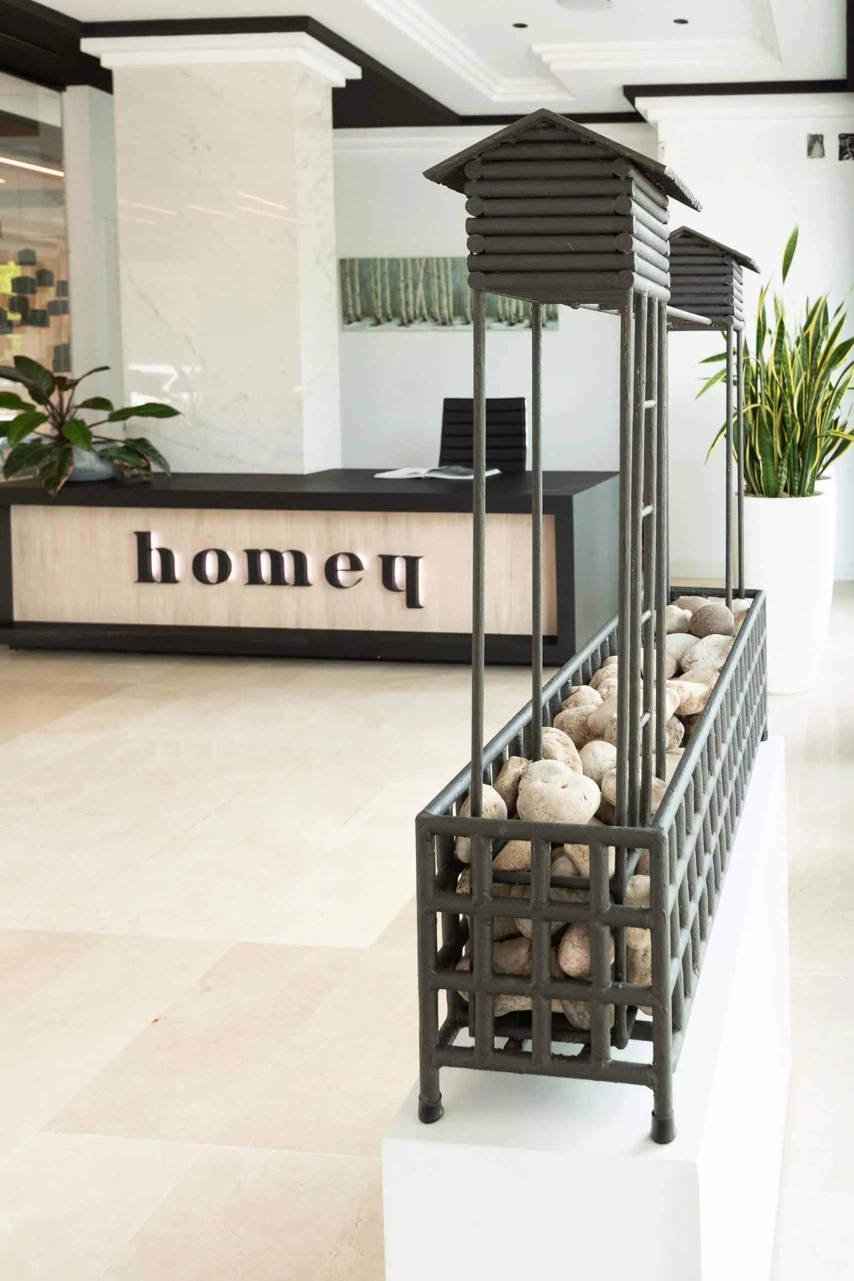 Detalle de recepción de HOMEY en Palma con jardinera metálica y casita decorativa
