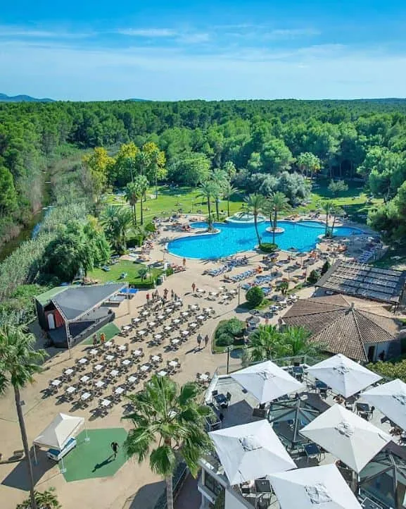 Vista aérea de la zona de piscina y solárium del Hotel Exagon Park