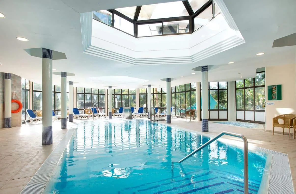 Piscina cubierta del spa del Hotel Exagon Park, Can Picafort