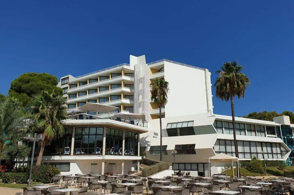 Terraza y restaurante del Hotel Exagon Park en Can Picafort, Mallorca