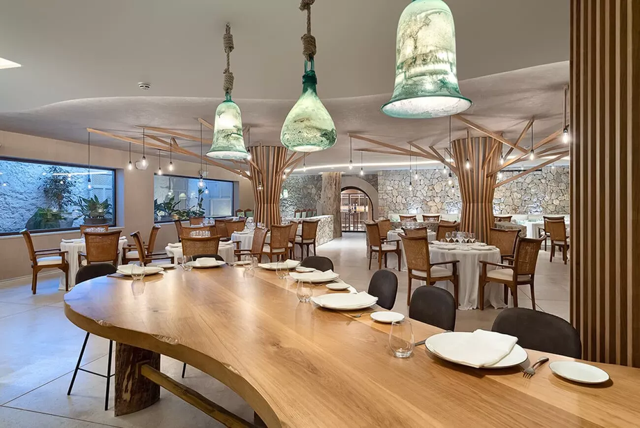 Mesa corrida de madera en el restaurante del hotel Es Ratxó