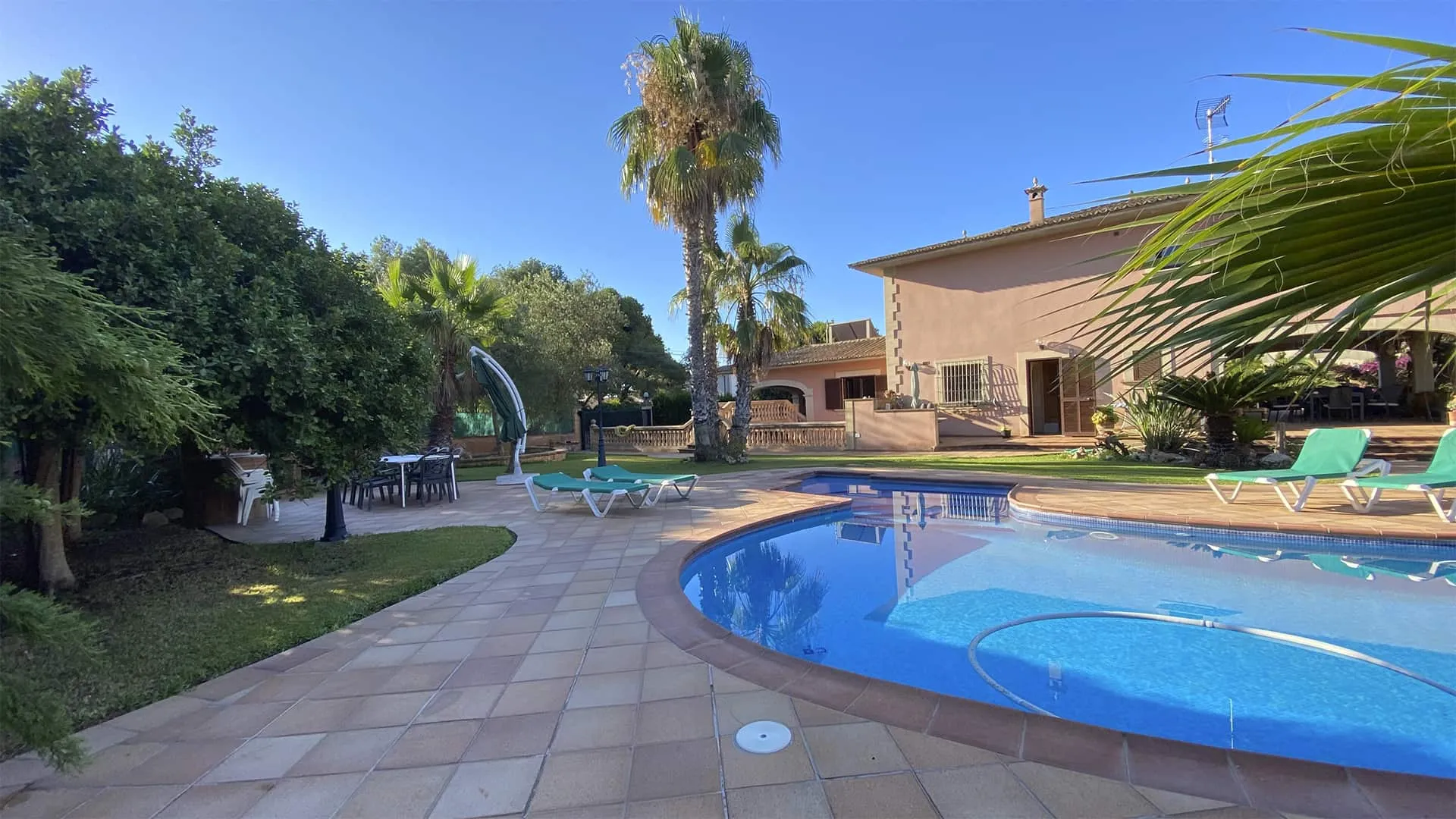 Piscina, terraza y vivienda Xiela vistas desde el jardín en Bunyola, Mallorca