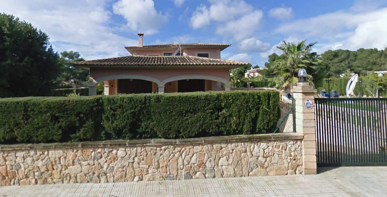 Fachada principal de la vivienda Xiela con setos y portón, Bunyola, Mallorca