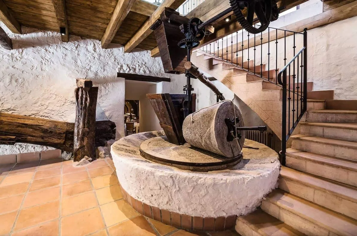 Muela de piedra de la antigua almazara en el hotel Es Ratxó