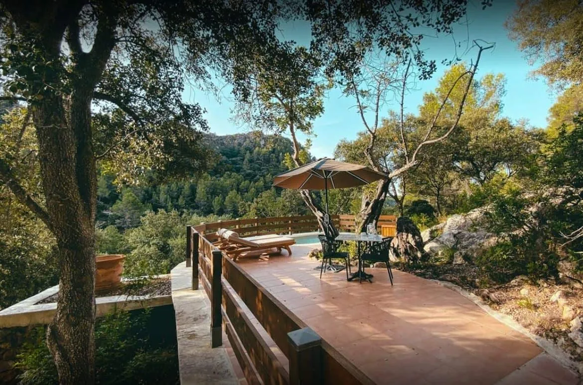 Mesa en una terraza con vistas al barranco, hotel Es Ratxó en Mallorca