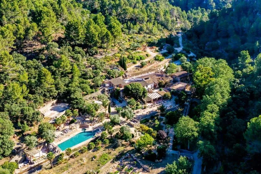 Vista aérea del valle y del hotel Es Ratxó rodeado de bosque, Mallorca