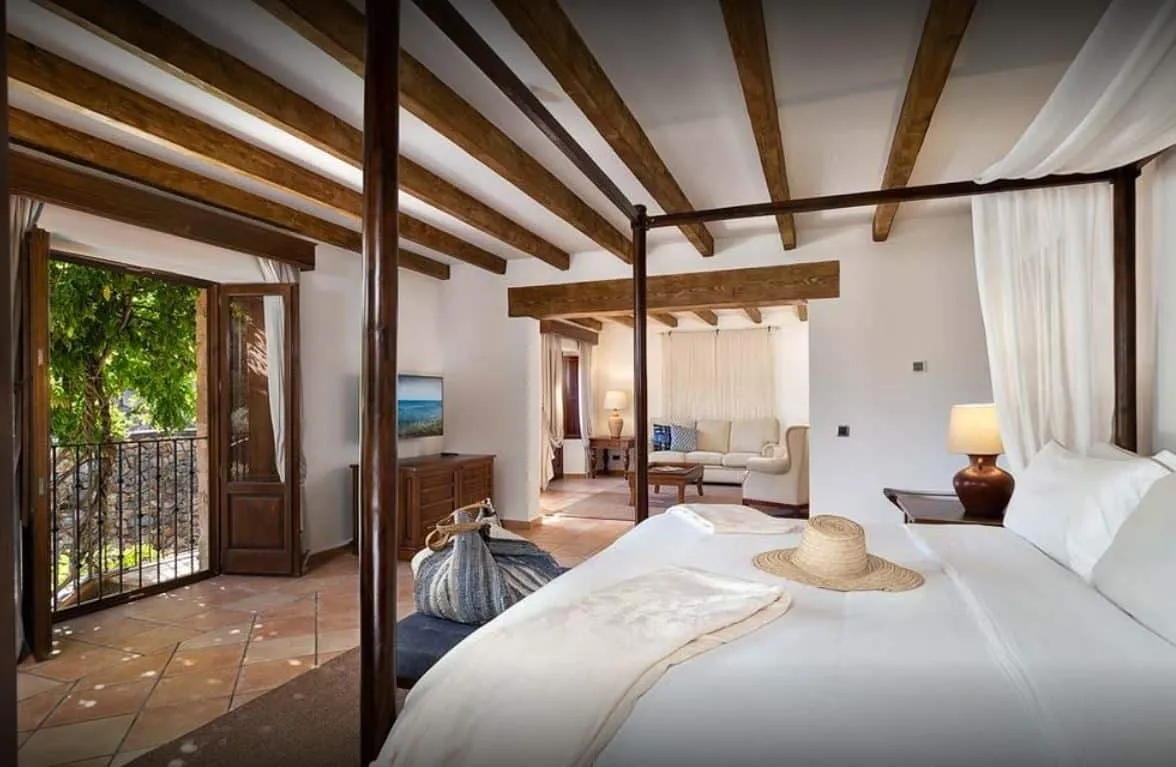 Dormitorio con cama de dosel y vistas al exterior, hotel Es Ratxó