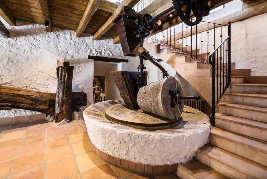 Muela y escalera de la almazara en el hotel Es Ratxó en Puigpunyent
